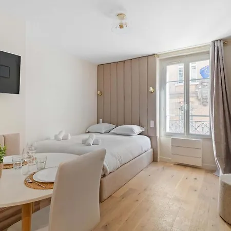 Chic Neuf Batignolles Parigi